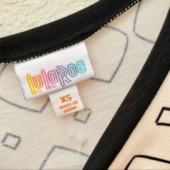 LuLaRoe “Olive” Style Tulip Sleeve Top with Geometric Print, Cream & Bla… - Picture 7 of 8